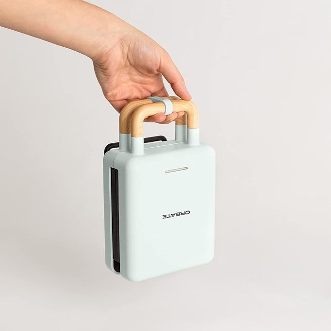 Parece un bolsito de lo más cool, pero es la Sandwichera-Grill de Create.  La tienes en negro, distintos tonos de rosa, verde mint, azul pastel... Los tonos más chic para alegrar tu cocina. Con un 25% de descuento, si no sabías que regalar ¡apuesta por ella!