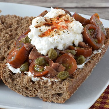 Bocadillo de tomatitos marinados con anchoas y queso ricotta. Receta