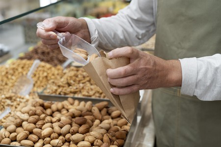 Productor Masculino En Su Tienda Con Diferentes Golosinas