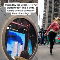 Alguien pensó que conectar Nueva York y Dublín con una videollamada gigante era una buena idea. Los irlandeses les demostraron su error en menos de 24 horas 