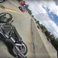 Este motorista te enseña sobre el maletero de un Toyota que SIEMPRE debes usar los retrovisores