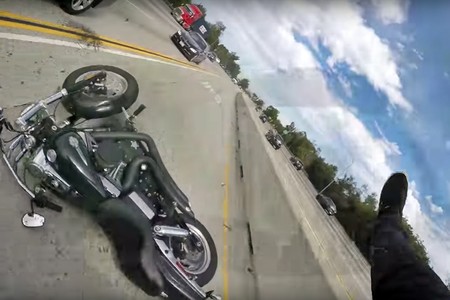 Este motorista te enseña sobre el maletero de un Toyota que SIEMPRE debes usar los retrovisores