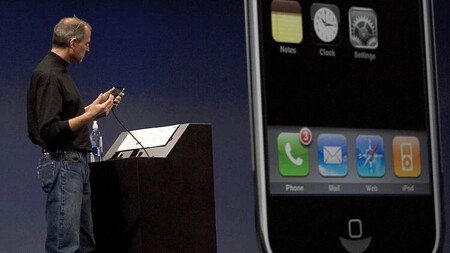 Um engenheiro da Apple teve que decidir no último segundo o que fazer na alfândega. Sua mala continha os doze primeiros iPhones já fabricados.