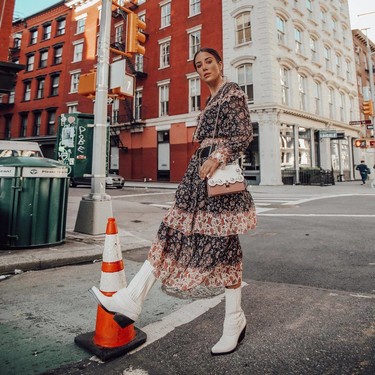 El street style nos muestra ideas de cómo combinar botas de color blanco  