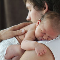 El permiso de paternidad de cinco semanas es una realidad: entra en vigor el 5 de julio