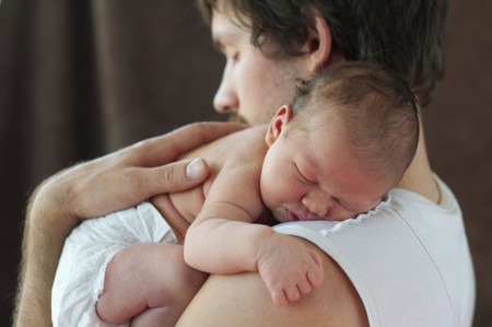 El permiso de paternidad de cinco semanas es una realidad: entra en vigor el 5 de julio