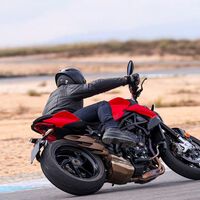 As motocicletas chinesas estão exercendo tanta pressão no mercado que até mesmo marcas italianas lendárias estão começando a fabricar motos mais baratas para competir; o exemplo mais recente é este aqui 