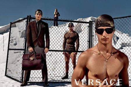 Mientras las temperaturas empiezan a descender Versace presenta su campaña primavera-verano 2016
