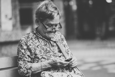 Guía de compra de teléfonos móviles y smartphones para personas mayores: quince modelos desde 30 hasta 500 euros