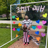 El creativo invento de una madre para que sus hijos pudieran abrazar a su abuela durante la cuarentena