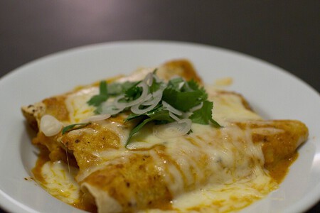 Cómo hacer enchiladas suizas verdes de pollo con la receta y trucos del chef José Ramón Castillo