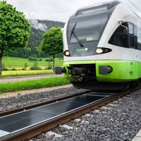 Suiza convirtió un tramo de vía de tren en una planta solar. Un año y 11.000 trenes después, media Europa quiere copiar la idea 