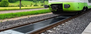 Suiza convirtió un tramo de vía de tren en una planta solar. Un año y 11.000 trenes después, media Europa quiere copiar la idea 