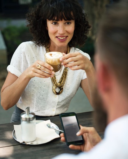 Hablamos con un hombre que usa 4 apps para ligar: ¿Qué opina de la que usas tú?