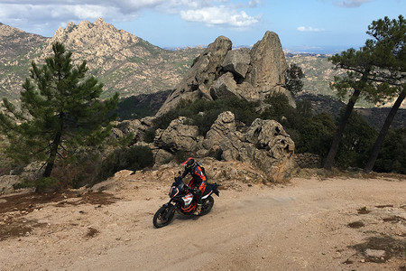 ¿Todavía no tienes planes para el verano? Pues si eres aventurero te damos una idea, el KTM Adventure Rally