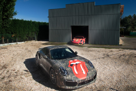 ¿Qué hacen estos Porsche decorados con obras de Andy Warhol?
