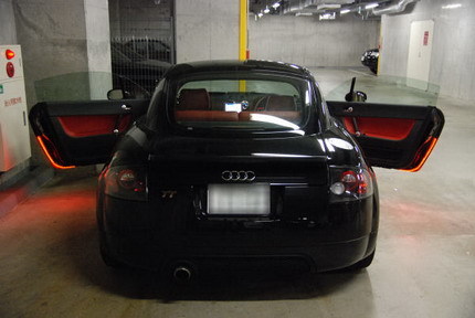 Un Audi TT con luces en el marco de las puertas