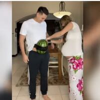 Un hombre embarazado de una sandía se pone en la piel de su mujer y el vídeo se vuelve viral 