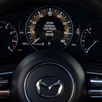 "Presione el freno para encender el motor". Una conductora estampó el coche nuevo de su padre contra un árbol por no saber encenderlo. Ahora demandan a Mazda porque el sistema es confuso