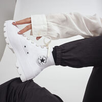 Ahorra casi 40 euros en tus zapatillas Converse con plataforma y suela troquelada gracias a este código de descuento