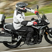 Esta moto trail con sabor español es para el carnet de coche, no renuncia a los viajes, y es muy asequible