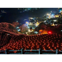 Show de luzes na China: as 10 mil lâmpadas que transformam os milenares terraços de arroz de Longji em cordões de pérolas brilhantes na noite 