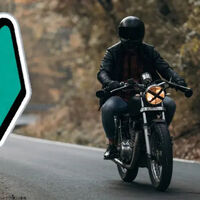 Los japoneses no llevan la 'L' cuando se sacan el carnet, si no una pegatina. Y sin son mayores, también. Las dos molan mucho 