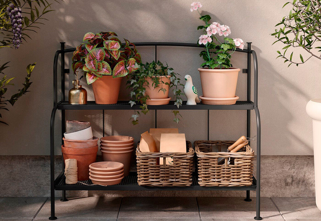 Acaba de llegar a Ikea una estantería con toque art decó que convierten el balcón en una terraza parisina por menos de 30 euros 