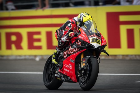 Álvaro Bautista, la Ducati Panigale V4 R y la flor de más de un día que ha crecido en Tailandia