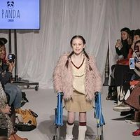 Tiene parálisis cerebral y cumplió su sueño de desfilar solo unos meses después de caminar por primera vez