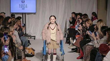 Tiene parálisis cerebral y cumplió su sueño de desfilar solo unos meses después de caminar por primera vez