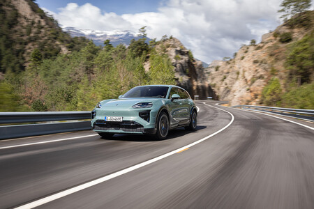 Porsche Cayenne Electric verde en curva