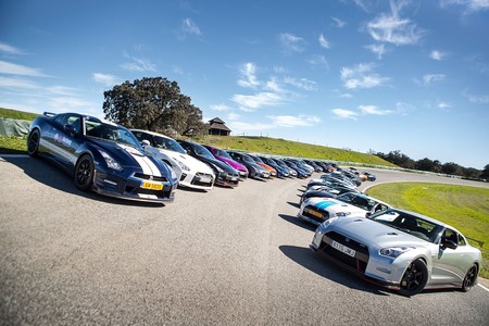 No todos los días se ven 32 Nissan GT-R en el Circuito de Ascari