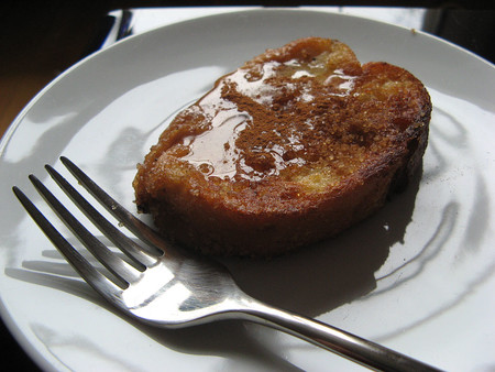 Conoce lo que ingresa a tu cuerpo cuando comes una torrija y siete formas de quemar sus calorías