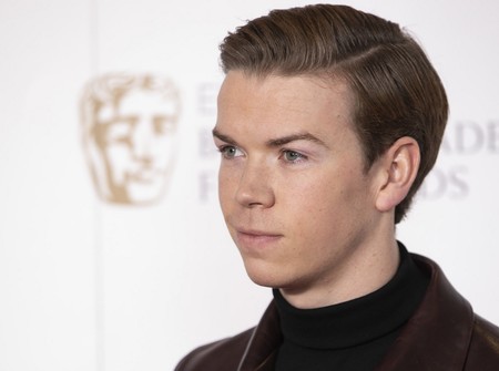 Will Poulter se enfunda en Prada para dar a conocer a los nominados de los BAFTA