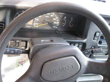 La luz de giro está en la mano derecha