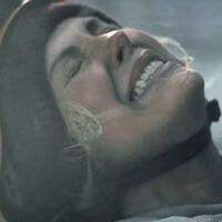 La escena inicial del nuevo 'thriller' que arrasa en Netflix está bien, pero esta de Sylvester Stallone lo hizo primero y bastante mejor