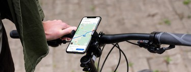 Cuándo pueden multarte por usar el móvil en la bici y a cuánto asciende la sanción