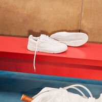 On, la marca de zapatillas que arrasa, lanza su mejor rebaja: un diseño casual de piel blanca a mitad de precio   