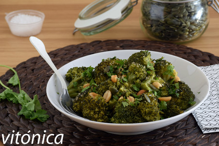 Brócoli con cacahuetes, semillas de calabaza y levadura de cerveza: receta saludable