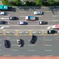 En China han pensado que dar media vuelta por la mediana en esta autopista era una buena idea. Es tan curioso de ver como poco convincente