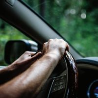 Las recomendaciones de la DGT para desplazarse al trabajo: en coche, mejor ir sin mascarilla