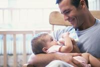 Esos padres que prefieren dar biberón para participar en el cuidado de sus hijos‏