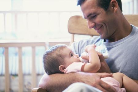 Esos padres que prefieren dar biberón para participar en el cuidado de sus hijos