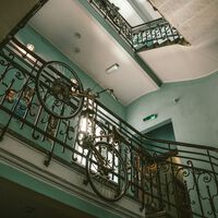 El hueco que hay bajo la escalera de tu edificio no siempre es para que lo usen todos los vecinos. Esta sentencia lo ha dejado claro