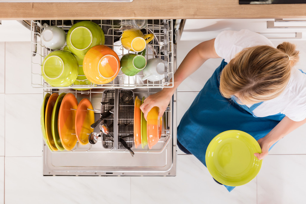 14 utensilios de cocina que nunca deberías meter en el lavavajillas (si no quieres que acaben en la basura)