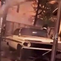 Un latino se ha jugado la vida durante los incendios de California para salvar sus coches tuneados solo con una manguera de jardín. Lo ha conseguido 
