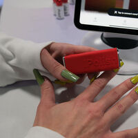 Esqueça o esmalte e a manicure: a nova tendência pinta as unhas em 5 segundos usando o celular e o resultado impressiona