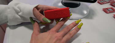 Esqueça o esmalte e a manicure: a nova tendência pinta as unhas em 5 segundos usando o celular e o resultado impressiona