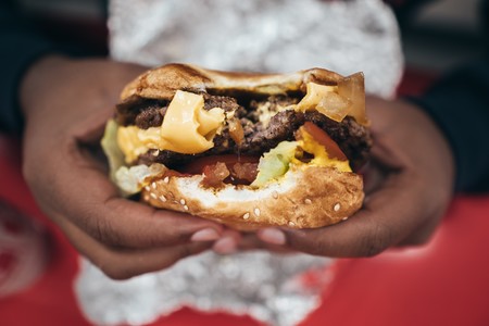Un polémico estudio relaciona alimentación y mortalidad: lo que en realidad dice la ciencia